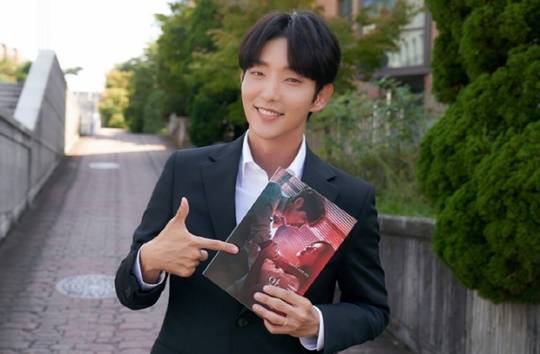 Lee Joon-gi, Moon Chae-won, Jang Hee-jin and Seo Hyeon-woo gave their impressions of Flower of Evil Last episode.Lee Joon-gi of Do Hyun-soo, who is in the process of last episode, said, All the evil flowers that have been running for the past seven months have been completed. In fact, when I first started, I felt a lot of pressure that I could feel difficult and do well.I think it was able to finish well thanks to the bishop, the artist, the staff and the fellow actors who have been together. More than anything, there were viewers who enjoyed and supported the Flower of Evil, so I was able to finish it with more power.Although every work has doneThe Flower of Evil  seems to have a long toxicity.I would like to say that I sincerely love Thank You and everyone who loves Flower of Evil and Do Hyun-soo.Moon Chae-won, who wrote another life character as a car support, said, I do not yet realize that the flower of evil, which spent three seasons together from warm spring to cool autumn, is about to end.I think it will be remembered by me as a work that is more rewarding than ever since I did my best to shoot.I sincerely thank you to viewers who love Drama.There were moments when it was hard and difficult, as I wanted to express the character and feelings of Carson as truthfully as possible, but I was able to overcome them well thanks to the love that viewers sent me.It was a really happy time to meet all the staff including Kim Chul-gyu, Yoo Jung-hee, and fellow actors with good works.I would like to ask for your interest and expectation for the flower of evil until the end. I did not forget the sense of encouraging the shooter.Jang Hee-jin of Dohaesu Station, who had a stronger heart than anyone in a thin atmosphere, said, It was a happy time to receive an unexpected big love.I would like to express my sincere gratitude to all the viewers who have made me together and the audience who have been begging me.I hope you will join me until the end of the final episode of The Flower of Evil will be broadcast tonight. Seo Hyeon-woo, who has proved the genre-unlimited acting spectrum in the role of Kim Moo-jin, also said, Thanks to the hot love and interest of the viewers, I think I was able to finish well with my staff and safety.I hope that the flower of evil will be a sincere comfort to rest for a while in a difficult situation. Thank you, too. 