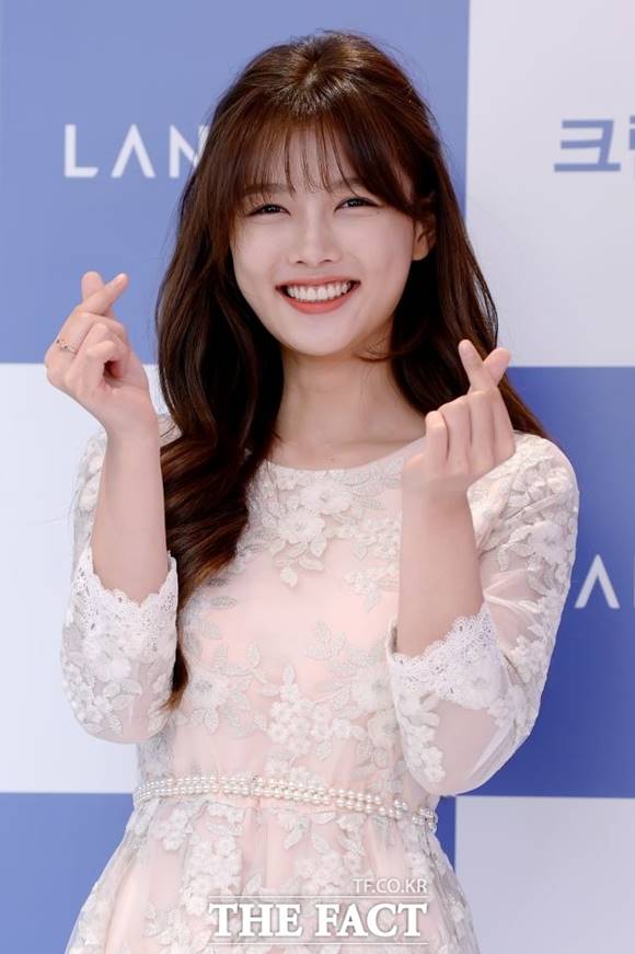 Actor Kim Yoo-jung has signed an Exclusive contract with Awesome E & T.I signed an Exclusive contract with Actor Kim Yoo-jung, said Yang Geun-hwan, CEO of Awesome E & T. Kim Yoo-jung is a representative Actor in his 20s who can not replace various emotions.We will be a strong support and partner to help us continue our active activities at home and abroad based on our accumulated trust.Since then, KBS2 Gurmigreen Moonlight and SBS Convenience Store Morning Star (playplayplay by Son Geun-joo and director Lee Hyun-woo) have led the drama as a leading Actor, not a child.Awesome E & T, which signed an Exclusive contract with Kim Yoo-jung, was incorporated as a subsidiary of Kakao M last year and laid the foundation for strengthening its content business capabilities as well as management business.Awesome E & T has top Actors such as Actors Park Seo-joon, Han Ji-hye and Lee Hyun-woo, and recently has strengthened the management lineup by making new Actors such as Bae Hyun-sung of Spicy Doctor Life and Miss Lee knows Kim Do-wan as leading Actors.Kim Yoo-jung is taking a rest after the end of Convenience Store Morning Star and is considering his next work.