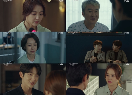The Flower of Evil  Lee Joon-gi and Moon Chae-won were hit by Happy Endings after a hard turn.In The Flower of Evil  broadcast on the 23rd, Do Hyun-soo (Lee Joon-gi) and Cho Ji-won (Moon Chae-won), who lost their memory about themselves, once again met and started to love.Baek Hee-sung (Kim Ji-hoon), who tried to kill Do Hyun-soo, was shot and killed instantly, and Do Hyun-soo also suffered Memory loss after being seriously injured.Baek Hee-sungs father, Baek Man-woo (Son Jong-hak), mistook Hyun-soo for Baek Hee-sung for dementia, and his mother, Gong Mi-ja (Nam Ki-ae), was imprisoned.Since then, the real crime of the case of Lee Kyung-ri was actually Ji Hye-soo, and it was revealed that he accidentally stabbed him to death while he was trying to do a bad thing by calling him to the warehouse.In the end, public opinion stood on the side of Doh Hye-soo, and Doh Hye-soo was found innocent by the Right of self-defense and went to study abroad.On the other hand, Do Hyun-soo lost his memory about the car support, and the car support revealed to Do Hyun-soo, who can not remember himself, How did we love it?After time passed, Do Hyun-soo and Carson lived their lives, and Do Hyun-soo said, I was curious about the person you were looking for.I will love you more. The two of them were again beautiful Happy Endings.Photo = tvN The Flower of Evil 