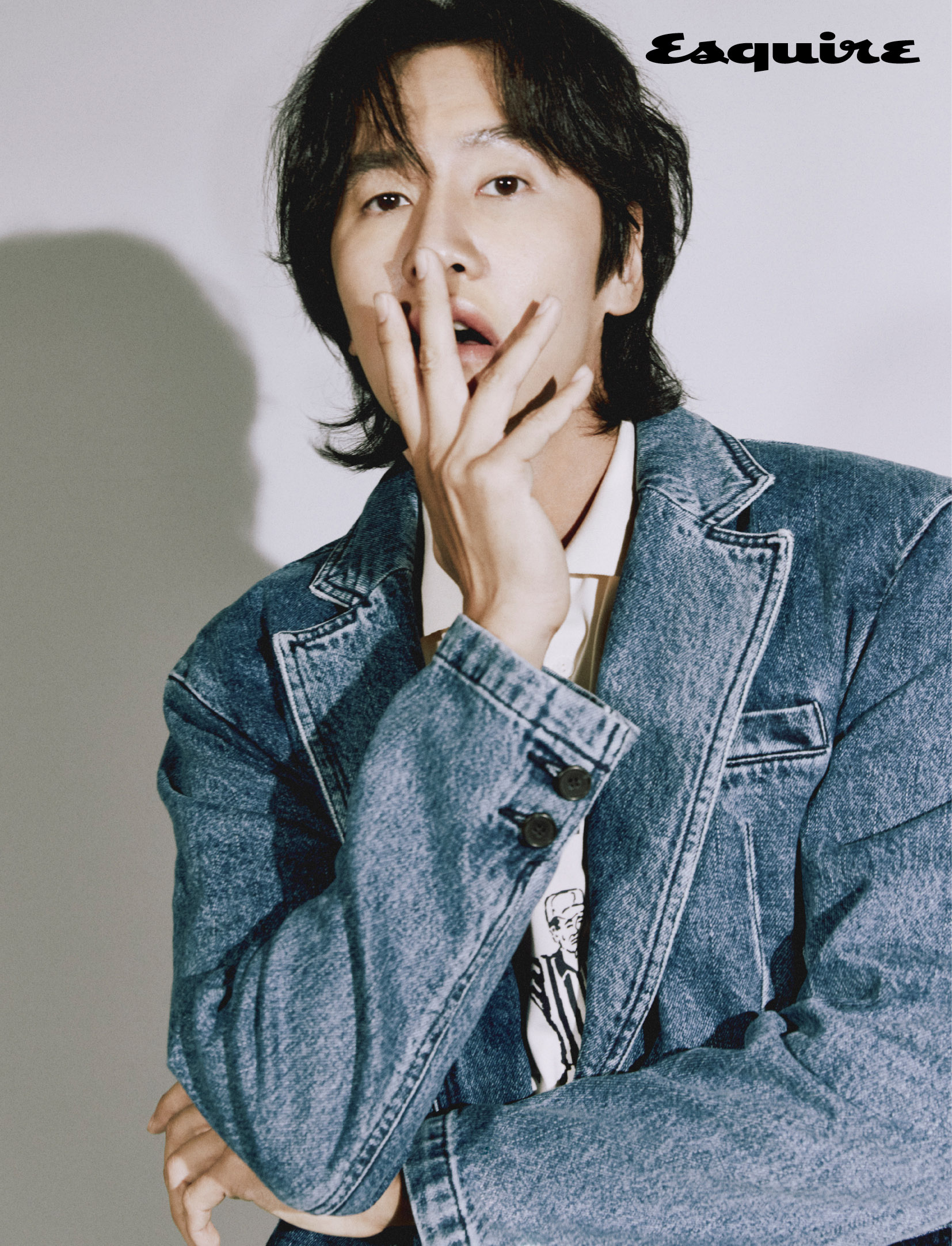 The mens Esquire has released a picture taken with Actor Lee Kwang-soo.Lee Kwang-soos charm continues in the interview as well.Unlike the image in the entertainment program, he is famous for being silent and manners in private. He answered that he is a careful person when asked who he thinks he is.I dont want to say Actor Lee Kwang-soo or Im a person, he said, some people are watching me like this, and some people are watching me like that, but I dont want to stop it.He also spoke of his feeling of sorry when he was awarded the Best Supporting Actor Award for Baeksang Arts in the past, which is also rooted in his careful and thoughtful personality.I see seniors who are nominated together sincerely congratulating me on the stage, and I was sorry because I saw all of them, he said.In the interview, there was a story about the winning work My Special Brother, the works that have appeared in the past, and the character with special affection. However, I did not miss the story about the entertainment program Running Man which has been appearing for more than 10 years.I am most grateful because I have informed the person who is me the most through Running Man, he said.Regarding the favorable reviews of directors and writers, he also said that his irony, sincerity and best, seemed to have made a good impression.Ive never thought of it as I dont think Ive worked hard today, whether its acting or entertainment, he said, always thinking about not letting go of his mindset.Meanwhile, Lee Kwang-soo is filming the latest film Pirates: The Goblin Flag.iMBC  Photo Esquire