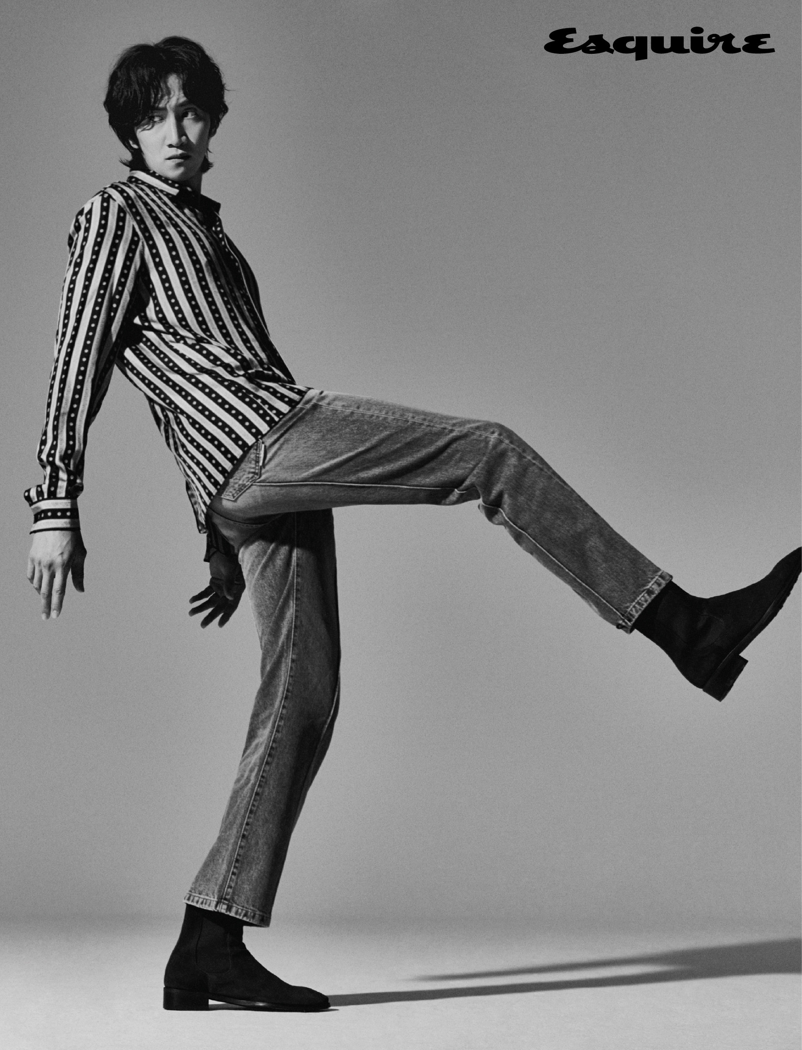 The mens Esquire has released a picture taken with Actor Lee Kwang-soo.Lee Kwang-soos charm continues in the interview as well.Unlike the image in the entertainment program, he is famous for being silent and manners in private. He answered that he is a careful person when asked who he thinks he is.I dont want to say Actor Lee Kwang-soo or Im a person, he said, some people are watching me like this, and some people are watching me like that, but I dont want to stop it.He also spoke of his feeling of sorry when he was awarded the Best Supporting Actor Award for Baeksang Arts in the past, which is also rooted in his careful and thoughtful personality.I see seniors who are nominated together sincerely congratulating me on the stage, and I was sorry because I saw all of them, he said.In the interview, there was a story about the winning work My Special Brother, the works that have appeared in the past, and the character with special affection. However, I did not miss the story about the entertainment program Running Man which has been appearing for more than 10 years.I am most grateful because I have informed the person who is me the most through Running Man, he said.Regarding the favorable reviews of directors and writers, he also said that his irony, sincerity and best, seemed to have made a good impression.Ive never thought of it as I dont think Ive worked hard today, whether its acting or entertainment, he said, always thinking about not letting go of his mindset.Meanwhile, Lee Kwang-soo is filming the latest film Pirates: The Goblin Flag.iMBC  Photo Esquire