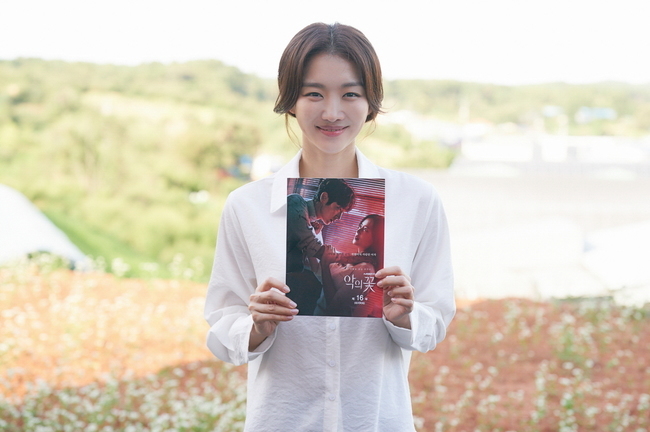 Jang Hee-jin confessed that he did not know that the romance with Seo Hyeon-woo would be hot.Actor Jang Hee-jin delivered his impression of the end of the TVN tree drama Flower of Evil through his agency on September 24th.Jang Hee-jin, who said, I am so happy to finish it safely and thank you heart, said, I feel sorry for receiving a lot of love.However, Jang Hee-jin said, I think I was sorry for studying abroad.I think there are some people who have been disappointed in the end of Mujin and seawater as much as they have received a lot of support. Jang Hee-jin said, I did not know if you would support me so much.When my story came out, I thanked you for not missing me and Mujins chemistry, even though there were many darker parts than the romance part of the story.Especially, when the seawater called Mujin to the house and said that he was broken, he pushed it away, but there was a part where Mujin bought fluorescent lights and came back.I think that viewers seem to be loving the style of Mujins pure affection, so I think I was so grateful and thankful. Jang Hee-jin also delivered the atmosphere of the scene.Jang Hee-jin said, Actors have good breathing and are peers, so I think I was busy playing with them. It seems to have been a pleasant work with good people.Jang Hee-jin revealed his thoughts on the secret to the word of mouth, the flower of evil that became more resilient to the second half.Jang Hee-jin said, As the topic grew in the second half, the audience rating seemed to have gained momentum.I think that the scenarios such as unpredictable development and new composition were solid, so I think that it was more brilliant as I went back.  I was too excited about what story would unfold every time I looked at the scenario of Flower of Evil at first.I think it will be the same as me because viewers continue to see it. When asked about the styling especially in expressing the character Dohaesu, Jang Hee-jin said, The life of the sea was not flat.There is a line that Mujin has changed a lot of atmosphere to seawater, and there is a line that says that it had been shining in the face in the past. There was a part where seawater answered How my father killed a person and lived like an idol center.I think I wanted to hide without being seen, so I thought I was trying to make my styling feel as natural as possible, not decorating it with achromatic color. I think that the sea water is a weak person because it avoids people, but if it is a brother, it is a person who does not hesitate to do it, so I tried to take the center well and act it well with the outfield type.Memory-remaining screens include the suspension that was separated and the reuniting screen; Jang Hee-jin said, I cried a lot that day.I met my brother who could not even confirm his life and death in 18 years, and he was a scene that had all the complex feelings such as guilt that he had just sent a sin instead of a sin.Finally, Jang Hee-jin told Do Hae-soo, I forget about the bad memories of the past and go to study abroad and marry Mujin and live happily.Ill cheer you up, the last message was sent.