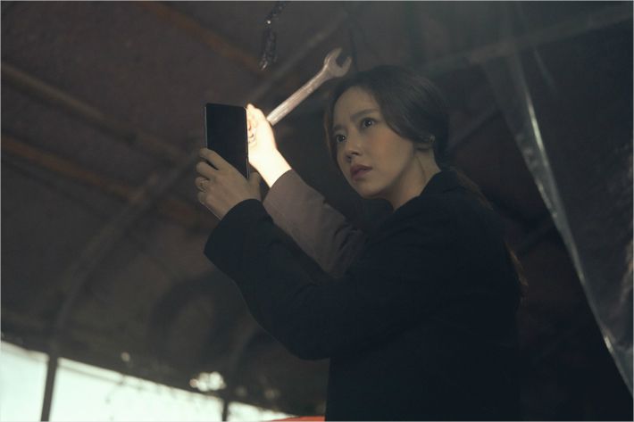 The last episode of Flower of Evil on the 23rd was Well-Made Drama, which collected word-of-mouth and earned 5.7% (Nilson Korea National Standard) of its own highest ratings, earning the beauty of Liu Cong.At the center of his work was Moon Chae-won, who performed with a homicide detective car support that tracked down his husbands secret reality.From feeling anxiety due to sudden suspicion in a calm daily life to a sad love that can not be abandoned.Moon Chae-won immersedly portrayed the feeling changes of complex characters.Moon Chae-won, who left a lull that did not go easily through the Flower of Evil, and QA, which contains his sincere feelings of leaving the character, were released through his agency.The following is QA with Moon Chae-won:I am nervous because I want to do it, I am excited. At the online production presentation before the broadcast of Flower of Evil, I conveyed the small message.I think it is more affectionate than ever before, and I wanted to express the role of tea support and his Feeling as true as possible as I was affectionate.So there was a difficult and difficult process, but as a result, I am satisfied that it will be a Seo Bo-ram work with my best efforts.I am grateful to all the staff and colleagues, but especially for coach Kim Chul-kyu, I was very grateful for the film. When the director hugged me after all the filming, I cried a lot.I think support is a person who is not different from the outside, who is honest with his Feeling and knows the importance of people too well.So I think I tried to be like support in the preparation process, and I played it with a focus on expressing the truth of support.Suspense Melora, challenging a new genre, as an actor, I thought, I wanted to show you this much.= I wanted to show the same thing as before, that is, the nature of Gao Rou that does not change as an actor, and I wanted to show a new figure together.Its like a little more mature than Li Dian, and a skillful story-telling ability. Im sure youd be really happy to see this in me.In the second half of the show, he made the most of Liu Congs beauty, such as breaking the highest ratings. Have you ever experienced a hot reaction to Drama and characters?= I felt that many people loved Drama in comments and real-time reactions, but it seems that they came to a bigger point when they saw fans cheering and comments.I was really grateful that the warm support of the fans was a tremendous force.= From the planning stage, support was expected to be difficult because it was said to be feeling changes like roller coasters. Haha.However, when I played it, it was difficult and difficult several times more than I imagined.The Feeling change experienced by support was more dynamic, and it should be understandable when viewers see it, because they were worried about how to express it.As a result of this constant effort, good scenes were born and proud.How was your breathing with partner Lee Joon-gi Actor?= Lee Joon-gi is extroverted and I am introverted, and of course, sometimes I am extroverted, but we have a slight difference in personality.Nevertheless, his breathing with Jun Ki was always good. Jun Ki was a good partner, so he could get a lot of energy from the bright energy he gave on the set.It seems that this work has become a little more familiar than Li Dian.What if you consider the episodes left in Memory in the Flower of Evil scene or the episodes or scenes left in Memory in Drama?= The senior and junior members who worked with their colleagues at Kangsu Police Station are very excited and funny people, so I enjoyed every moment I acted together.Especially, there were a few moments when I started to play NG from the small and ridiculous smile that I did not leave in Memory, and sometimes I laughed alone.= I think I will live happily. I have to have no more pain or sadness for Suspension and Support.From the spring when flowers bloom to the autumn when cool winds blow, I have been with flower of evil for three seasons.To Moon Chae-won, I would like to ask viewers who love the flower of evil in the meantime to see what kind of work Flower of Evil is going to be remembered as a work with meaning.= I think I had a long dream of feeling good while shooting Flower of Evil. It is a work that felt a lot of warm temperature and human smell that I felt for good people.Thank you for loving the Flower of Evil so far, and I think you can feel the bigger Seo Bo-ram thanks to the many loves you have sent.I want to show the essence and new appearance of Gao Rou that does not change, Lee Joon-gi is a personality but a good partner. 