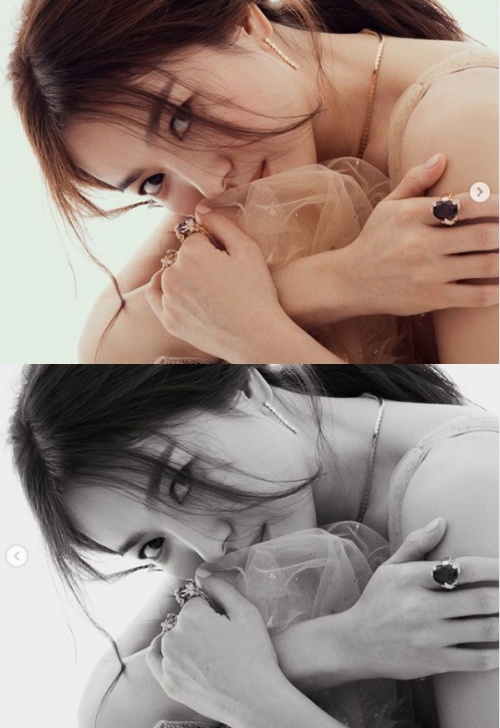 Actor Song Hye-kyo showed off her unchanging beauty through Jewelry photoSong Hye-kyo released several photo shoots on his SNS on the 24th, which he collaborated with Jewelry brand Shome.Both black and white and colored versions of the photos reveal the distinctive features of Song Hye-kyo and the beautiful looks of Maria Full of Grace.Actor Park Sol-mi was impressed by comments such as I am mouth-to-mouth, model Shin Hyun-ji I am not pretty on One Day Today, I am beautiful on Everyday and Lee Jin from Group Finkle commented I feel beautiful.Song Hye-kyo is reviewing his next film during last years appearance in the drama Boyfriend.Song Hye-kyo SNS