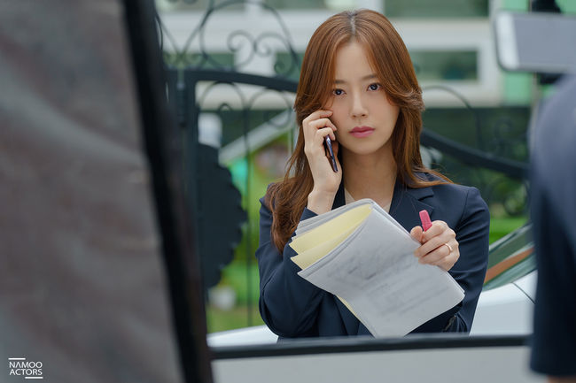 Actor Moon Chae-won was also an actor who believed and saw.On the 23rd, TVN drama Flower of Evil came to an end in hot love.Moon Chae-won, who transformed into a criminal car support for a homicide detective who pursues her husbands secret reality, increased the immersion of the story to the end of the show.The acclaim for Moon Chae-won also followed in the final episode of Flower of Evil.This is because it is in harmony with the support that taught love again to her husband, Do Hyun-soo (Lee Jun-ki), who lost her memory, and made her stand on a new starting line, and led Drama to the end.Thanks to Moon Chae-wons emotional performanceThe Flower of Evil  finished its highest audience rating once again and finished perfectly.Moon Chae-won re-imprinted the modifier Believe and See Actor to the public.As it is well known for its active character with love, work, and even more enterprising attitude in life, it has been more than 100% of its strengths this time, and it has been working like a fish that has met water.In addition, it is the back door that exploded the extraordinary passion by thoroughly analyzing the script and rehearsing it in the field in order to become a car support with complex inner and deep emotional lines.Moon Chae-won said, Thank you for thinking so and I feel good.Among them, Moon Chae-won, who is the main character of Drama, captivates the eye by revealing the behind-the-scenes Steel Series to soothe the regret of the Flower of Evil End.The SteelSeries, which was released, was captured by Moon Chae-won, who is concentrating on filming with his best efforts to the end.As much as I saw him, I can see him at rehearsals. Moon Chae-won tightens his tension with intense eyes and serious expressions.This is also a part of how much he is immersed in his role.In the rest time, he makes a bright smile that brightens up to the surroundings, and he also shows a warm-hearted chemistry with a child who has been breathing with the mother and daughter of the drama.Moon Chae-won, who has expressed his affection for his work in the behind-the-scenes Steel Series.