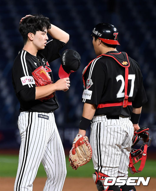 24 Days afternoon at Changwon Station NC Park in Gyeongnam, the 2020 Shinhan Bank SOL KBO League NC Dynos and LG Twins played.LG Lee Min-ho and Yu Kang Nam talk about the end of the third inning.