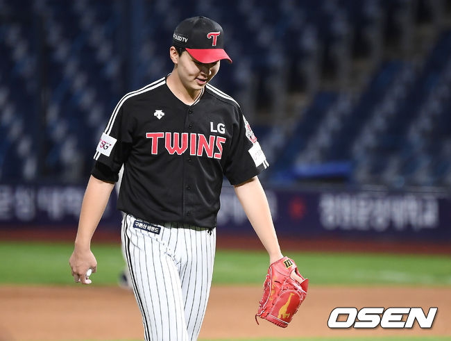 24 Days afternoon The match between NC Dynos and LG Twins of 2020 Shinhan Bank SOL KBO League was held at Yangsan Changwon Station NC Park.LG Lee Min-ho is delighted after he was able to handle NC Park Seok-min with a grounder in front of third baseman.