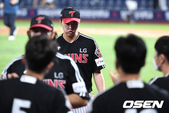24 Days afternoon The match between NC Dynos and LG Twins of 2020 Shinhan Bank SOL KBO League was held at Yangsan Changwon Station NC Park.LG Lee Min-ho, who had one out in the third inning, is coming into the dugout after he was treated by NC Park Seok-min with a ground ball in front of third baseman.