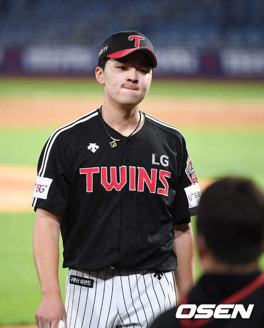 24 Days afternoon The match between NC Dynos and LG Twins of 2020 Shinhan Bank SOL KBO League was held at Yangsan Changwon Station NC Park.LG Lee Min-ho, who scored one run in the fourth inning, is coming into the dugout with a sad look.