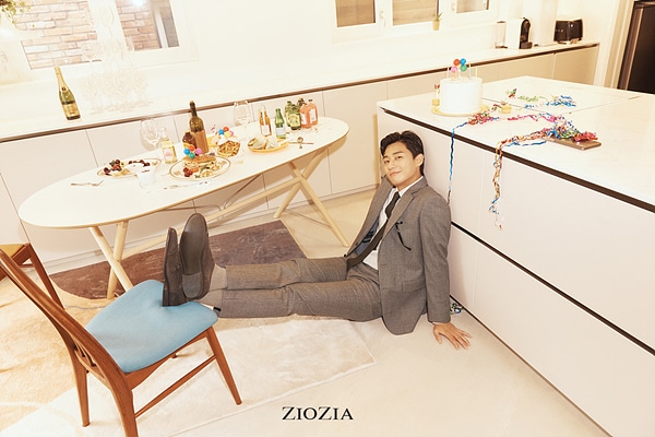 The Naholo Housecock Party pictorial of Actor Park Seo-joon has been released.The mens wear GeoZIA, developed by Shin Sung-sang (CEO Tae-soon), unveiled a 25th anniversary party picture with Actor Park Seo-joon in the fall of 2020, in the era of Contactless, a wise Housecock Rei