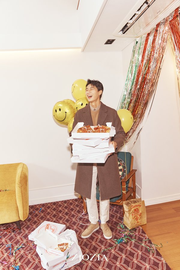 The Naholo Housecock Party pictorial of Actor Park Seo-joon has been released.This picture features a sensual style with a pleasant expression and Wit unique to Park Seo-joon with the concept of contactless era and wise Housecock life.In a picture of Park Seo-joons daily life without a special director, he was happy with a large amount of pizza boxes that the party alone was colorless, and he showed a charming lie room on the sofa and bed and gave a versatile meal.In particular, Park Seo-joon is a limited space called home, but according to the place and situation, it is certified as a pictorial artisan by completely digesting from first suit to carmel coat, orange knit, and minimal all black style.Park Seo-joon has a self-Q&A video in which fans ask questions and answer questions in person to celebrate Geogias 25th anniversary, and the most favorite color is Men Yellow. The question What if I should wear the same clothes for a week? Im not sure, he said.The 25th anniversary of Geojia with Actor Park Seo-joon and the topical self-interview video will be released sequentially through nationwide stores, official online malls and SNS channels.
