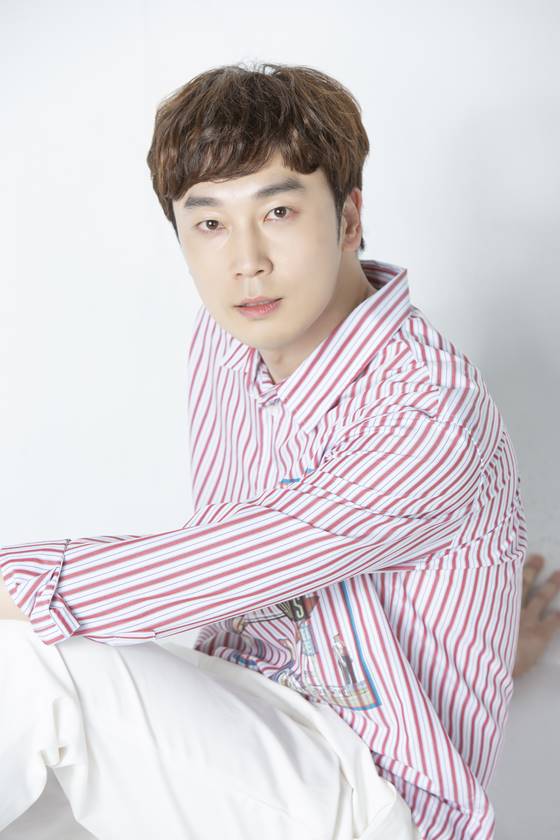 Actor Seo Hyeon-woo, 36, praised Lee Joon-gi, Moon Chae-won and Jang Hee-jin as partners and Lean on Me.Seo Hyeon-woo recently reported on the TVN drama Flower of Evil in the interview.The Flower of Evil is a high-density emotional tracking drama of two people facing the truth that they want to ignore, including the man who played even love, Baek Hee-Seong (Lee Joon-gi), and his wife, Cha Ji-won (Moon Chae-won), who started to doubt his reality.The drama depicts the process of Do Hyun-soos identity being caught by his wife, a criminal criminal, while Do Hyun-soo (Lee Joon-gi) lived in the name of Baek Hee-seong for 15 years after the death of his father, Bereavement chain Murderma Do Min-seok (Choi Byung-mo).As the real Baek Hee-seong (Kim Ji-hoon), a Murder accomplice of the Dominseok, woke up in a vegetative state, Do Hyun-soo fought to take off his Murder falsification and protect his family.Seo Hyeon-woo gave tension and laughter in his collaboration with Lee Joon-gi following his sweet confinement life by Lee Joon-gi.Asked about his acting breath with Lee Joon-gi, he said, It was a genre where there should be a melody in the tracking thrill of Bereavement Murderma.There was also a special order from the bishop, and I wanted Kim to take a serious but human humorousness with the case. I needed breathing to breathe occasionally in a situation that could be heavy.The director was good at controlling the water level so that it was not excessive, and the artist wrote it well so that the tension and laughter could be crossed.And it was my (Lee) Jun Ki and my share that I had to exchange this Tikitaka well, thanks to the Jun Ki brother who was very tense and relaxed and freely accepted.I am so grateful, he said.Seo Hyeon-woo, who showed a changeable performance to the love of Jang Hee-jin, said, It was my first melody and my first love.I was grateful because my opponent was Jang Hee-jin and (Jang) Hee-jin was well focused on the center. I was focused on the change, but I was able to violate the purpose of the scene.When I met Do Hyun-soo and Do Hae-soo, I think the temperature difference was able to solve naturally in the energy of the opponent actors. Seo Hyeon-woo met in works with peers of similar ages such as Lee Joon-gi, Moon Chae-won, and Jang Hee-jin.Thanks to him, he was able to take a comfortable shot even though it was an uneven work.Seo Hyeon-woo said, It was really a good atmosphere to share opinions and relax on the filming site, to play games, to focus on each other, and to be more caring than anyone else.The semi-form is a really good actor, filling the scene with energy and always giving strength to the tired staff, but the concentration of the moment of acting was amazing.If you share the ambassador while naturally affecting and receiving it, you will concentrate on the scene.It was amazing where so much energy and physical strength came from, and there were many things to learn and learn, he said. (Moon) Chaewon and Hee Jin Lee both had a lot of emotionally difficult and toxic crying scenes throughout the work.Everyone was my colleague but Lean on Me. 