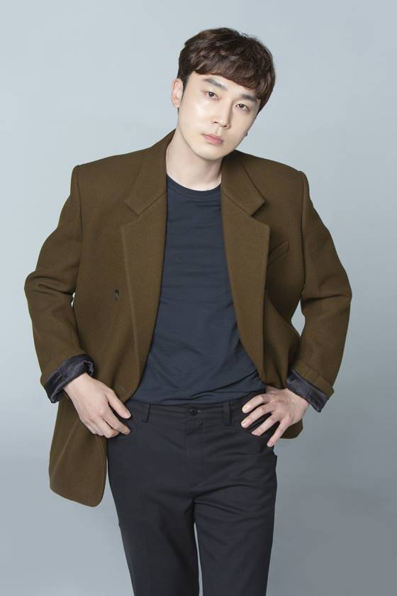 Actor Seo Hyeon-woo, 36, praised Lee Joon-gi, Moon Chae-won and Jang Hee-jin as partners and Lean on Me.Seo Hyeon-woo recently reported on the TVN drama Flower of Evil in the interview.The Flower of Evil is a high-density emotional tracking drama of two people facing the truth that they want to ignore, including the man who played even love, Baek Hee-Seong (Lee Joon-gi), and his wife, Cha Ji-won (Moon Chae-won), who started to doubt his reality.The drama depicts the process of Do Hyun-soos identity being caught by his wife, a criminal criminal, while Do Hyun-soo (Lee Joon-gi) lived in the name of Baek Hee-seong for 15 years after the death of his father, Bereavement chain Murderma Do Min-seok (Choi Byung-mo).As the real Baek Hee-seong (Kim Ji-hoon), a Murder accomplice of the Dominseok, woke up in a vegetative state, Do Hyun-soo fought to take off his Murder falsification and protect his family.Seo Hyeon-woo gave tension and laughter in his collaboration with Lee Joon-gi following his sweet confinement life by Lee Joon-gi.Asked about his acting breath with Lee Joon-gi, he said, It was a genre where there should be a melody in the tracking thrill of Bereavement Murderma.There was also a special order from the bishop, and I wanted Kim to take a serious but human humorousness with the case. I needed breathing to breathe occasionally in a situation that could be heavy.The director was good at controlling the water level so that it was not excessive, and the artist wrote it well so that the tension and laughter could be crossed.And it was my (Lee) Jun Ki and my share that I had to exchange this Tikitaka well, thanks to the Jun Ki brother who was very tense and relaxed and freely accepted.I am so grateful, he said.Seo Hyeon-woo, who showed a changeable performance to the love of Jang Hee-jin, said, It was my first melody and my first love.I was grateful because my opponent was Jang Hee-jin and (Jang) Hee-jin was well focused on the center. I was focused on the change, but I was able to violate the purpose of the scene.When I met Do Hyun-soo and Do Hae-soo, I think the temperature difference was able to solve naturally in the energy of the opponent actors. Seo Hyeon-woo met in works with peers of similar ages such as Lee Joon-gi, Moon Chae-won, and Jang Hee-jin.Thanks to him, he was able to take a comfortable shot even though it was an uneven work.Seo Hyeon-woo said, It was really a good atmosphere to share opinions and relax on the filming site, to play games, to focus on each other, and to be more caring than anyone else.The semi-form is a really good actor, filling the scene with energy and always giving strength to the tired staff, but the concentration of the moment of acting was amazing.If you share the ambassador while naturally affecting and receiving it, you will concentrate on the scene.It was amazing where so much energy and physical strength came from, and there were many things to learn and learn, he said. (Moon) Chaewon and Hee Jin Lee both had a lot of emotionally difficult and toxic crying scenes throughout the work.Everyone was my colleague but Lean on Me. 