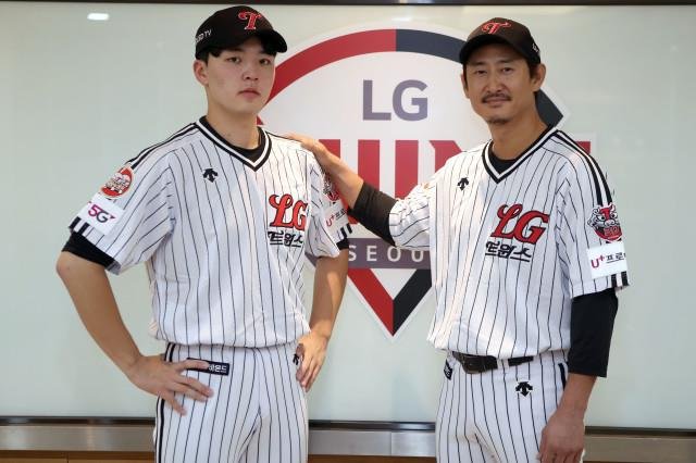 Seoul=) LG Twins Lee Min-ho (left) and Park Yong-taek pose in the first year of LGs The Classic uniform.The LG Twins announced on the 24th that they will wear the Classic uniform in the remaining regular league games against the Lotte Mart Giants.To mark its 30th anniversary, LG made The Classic uniform in 1990, modeled after the uniform.