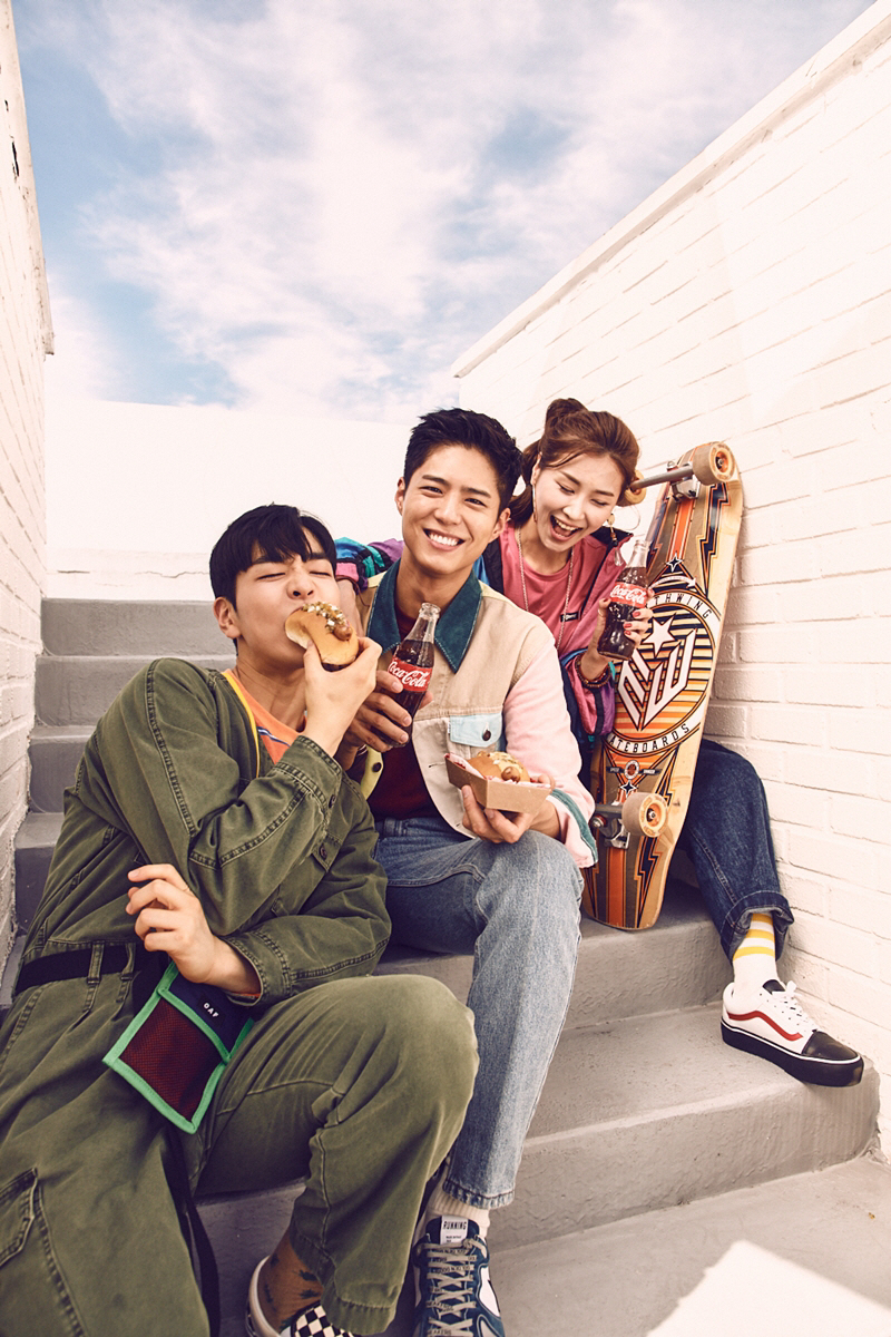 A scene has been captured where Park Bo-gum sprints on a skateboard in the city centre.Baro Coca-Cola - Coca-Cola is at the scene of a photo shoot taken with model Park Bo-gum for all autumn.This picture shows Park Bo-gum with friends to spend a new eutumn routine that fits the new normal with excitement and speciality.Park Bo-gum expressed his small but certain and happy appearances, including enjoying home cinema with friends at home, eating hot dogs and hamburgers, and riding a Skateboard, with the charm of realistic Namsachin.What stands out in the public photos is Park Bo-gum, who expresses excitement by sprinting on the Baro Skateboard.Park Bo-gum is a back door that surprised everyone by sitting on the board as an excellent athleticist and racing with an amazing balance.Especially while I was on the board, I did not shed a single drop of Coca-Cola - Coca-Cola filled with bottles, which caused all the staff to thumb.In addition, Park Bo-gum is said to have been actively recommending food that best suits Coca-Cola - Coca-Cola with the force of Today I am a chef and leading the atmosphere of the scene with a colorful expression reaction like a real expression.This picture is a picture of Park Bo-gums reality with the charm of Nam Sa-jin, and it gives happiness to consumers who want a thrilling pleasure in a new automn everyday life that is still not free.Coca-Cola - Coca-Cola officials said, This year, we prepared this picture to provide a special and exciting moment with the boredom and frustration of everyday life with automn Coca-Cola - Coca-Cola. Coca-Cola, Coca-Cola - Coca-Cola Zero Cola - Coca-Cola will continue to carry out various marketing activities to enjoy the excitement and speciality of everyday life. 