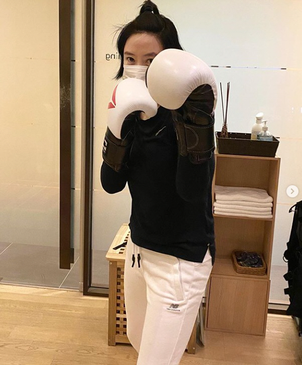 Actor Kim Hye-soo told of the recent boxing situation.On the 25th, Kim Hye-soo posted several photos with his article First Boxing ~ Covid through his instagram.In the photo, there is a picture of Kim Hye-soo, who is punching with boxing glove and mask, especially the sharp fist and the fierce eyes attract attention.Meanwhile, Kim Hye-soo is about to release the movie The Day I Die.