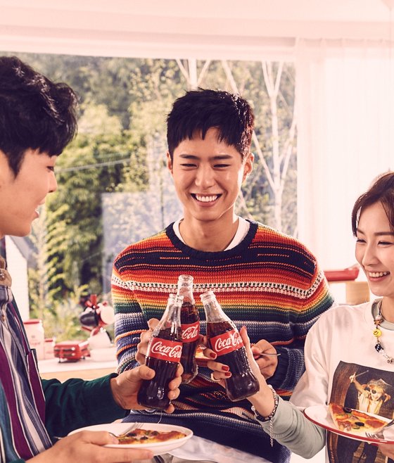 A Coca-Cola pictorial by Park Bo-gum has been released.The picture, which was released on the 25th, shows Park Bo-gum sending a new automn routine with friends to the new normal with excitement and speciality.Park Bo-gum expressed with the charm of real Nam Sa-chin that he enjoyed home cinema with friends at home, ate hot dogs and hamburgers, and made everyday life special with small but certain and happy rides on the skateboard.What stands out in the public photos is Park Bo-gum, which expresses excitement by sprinting on the Skateboard.Park Bo-gum is a back door that surprised everyone by sitting on the board as an excellent athleticist and racing with an amazing balance.Meanwhile, Park Bo-gum joined the Navy as a cultural and public relations officer in August, and is loved by the TVN monthly drama Youth Record, which completed filming before enlistment.