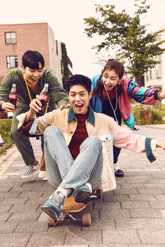 A Coca-Cola pictorial by Park Bo-gum has been released.The picture, which was released on the 25th, shows Park Bo-gum sending a new automn routine with friends to the new normal with excitement and speciality.Park Bo-gum expressed with the charm of real Nam Sa-chin that he enjoyed home cinema with friends at home, ate hot dogs and hamburgers, and made everyday life special with small but certain and happy rides on the skateboard.What stands out in the public photos is Park Bo-gum, which expresses excitement by sprinting on the Skateboard.Park Bo-gum is a back door that surprised everyone by sitting on the board as an excellent athleticist and racing with an amazing balance.Meanwhile, Park Bo-gum joined the Navy as a cultural and public relations officer in August, and is loved by the TVN monthly drama Youth Record, which completed filming before enlistment.