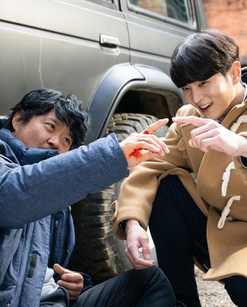 Actor Joo Won released the shooting scene of Alice and encouraged the shooter.Joo Won posted two photos on his instagram on September 25 with an article entitled Alice Day.In the photo, Joo Won turns into a high school student and is holding a finger with Kim Sang-ho or replacing the directors position.Unlike the one that completely digests the role of anesthesia in Alice, the real Joo Wons face is full of playful Smile.While the fleece and duffel coat are cute, the visuals also catch the eye. Especially for duffel coats, the neat and warm student look that matches with the uniform attracts attention.The fans responded to Cute Goding Jin-gum, It was too hard to wait a week and Today is the shooter.seo yu-na