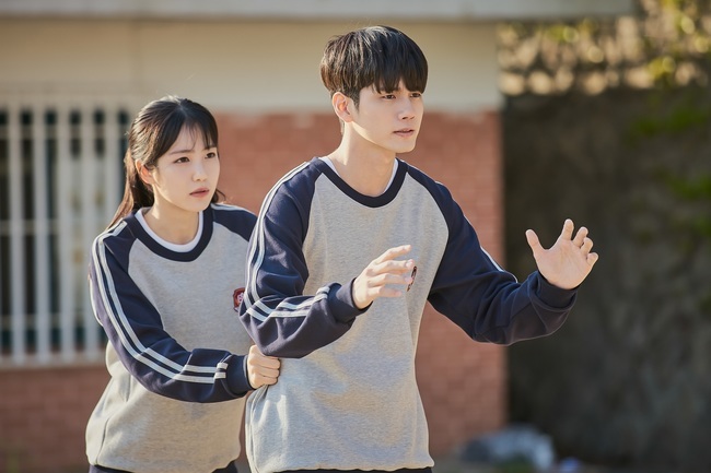 Ong Seong-wu and Shin Ye-eun, the number of cold cases, have a youthful romance from the first time.JTBCs new gilt drama The Number of Cases (director Choi Sung-beom/playplayplayer Cho Seung-hee) unveiled the moments of Lee Soo (Ong Seong-wu) and Shin Ye-eun, who summon memories of their first love, on September 25, ahead of the first broadcast.In the very days of starting One-sided love without the Woo Yeon Yi exit, Precious Moments, Inc., which only two people know, stimulates curiosity.The number of cases depicts the real youth romance of two men and women who love each other one-sided over 10 years.The photos released ahead of the first broadcast included Lee Soo and the days of the food service, which was a hot topic of the case.One day, when we thought of each other as Friends, an unexpected excitement between the two people comes in.Lee Soo, who volunteered first, and Lee Soo, who is a picture of Yeon, catch the eye. Lee Soo comes behind the clothes when he is struggling.Because of the warm sunshine and the wind, there is a strange atmosphere around the two people who are close.In the ensuing photos, the two heartbeat Precious Moments, Inc. continues.Lee Soo, who is approaching with a smile on his face, suddenly puts a hood on Yeon. When his heart falls, his eyes become rabbit eyes, and his curiosity stimulates curiosity.Lee Soo and Yeon Yeon, who have accumulated memories while sticking together in high school.I wonder about the story of two people who stimulate the epileptic tickle even if I look at it.In the first episode of The Number of Cases, which will be broadcast on September 25, the reason why you fell into the terrible One-sided love curse is drawn.Lee Soo, who boasts an unusual chemistry in Friend, and the story of the case will be a hot and sweet story.If you are trapped in the Goddam Nam Lee Soo, who puts a nights sleep in a word of throwing and a glance, and the one-sided love that can not escape, the long history of Yeon makes your heart pound.bak-beauty