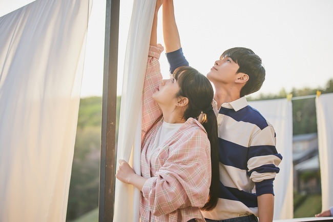 Ong Seong-wu and Shin Ye-eun, the number of cold cases, have a youthful romance from the first time.JTBCs new gilt drama The Number of Cases (director Choi Sung-beom/playplayplayer Cho Seung-hee) unveiled the moments of Lee Soo (Ong Seong-wu) and Shin Ye-eun, who summon memories of their first love, on September 25, ahead of the first broadcast.In the very days of starting One-sided love without the Woo Yeon Yi exit, Precious Moments, Inc., which only two people know, stimulates curiosity.The number of cases depicts the real youth romance of two men and women who love each other one-sided over 10 years.The photos released ahead of the first broadcast included Lee Soo and the days of the food service, which was a hot topic of the case.One day, when we thought of each other as Friends, an unexpected excitement between the two people comes in.Lee Soo, who volunteered first, and Lee Soo, who is a picture of Yeon, catch the eye. Lee Soo comes behind the clothes when he is struggling.Because of the warm sunshine and the wind, there is a strange atmosphere around the two people who are close.In the ensuing photos, the two heartbeat Precious Moments, Inc. continues.Lee Soo, who is approaching with a smile on his face, suddenly puts a hood on Yeon. When his heart falls, his eyes become rabbit eyes, and his curiosity stimulates curiosity.Lee Soo and Yeon Yeon, who have accumulated memories while sticking together in high school.I wonder about the story of two people who stimulate the epileptic tickle even if I look at it.In the first episode of The Number of Cases, which will be broadcast on September 25, the reason why you fell into the terrible One-sided love curse is drawn.Lee Soo, who boasts an unusual chemistry in Friend, and the story of the case will be a hot and sweet story.If you are trapped in the Goddam Nam Lee Soo, who puts a nights sleep in a word of throwing and a glance, and the one-sided love that can not escape, the long history of Yeon makes your heart pound.bak-beauty