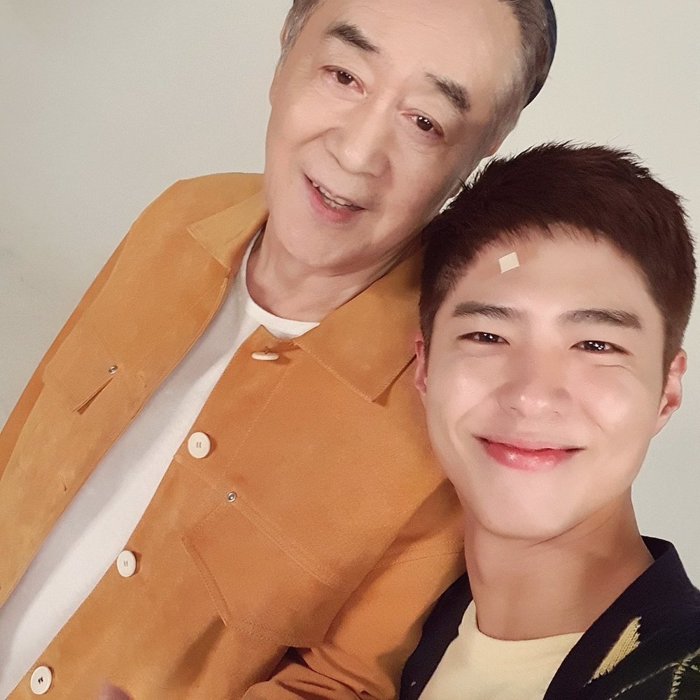 The Record of Youth Park Bo-gum and his grandfather Han Jin-hee to shot were released.On September 22, Park Bo-gum official Twitter Inc. posted a picture with the article #Record of Youth Tells Life Today: Thank You.Park Bo-gum, who is in the public photo, is taking a self-portrait with Han Jin-hee, and the netizens responded that they are both cool and handsome.Park Bo-gum made his debut in 2011 with the film Blind; he joined the Navy as a cultural and publicist on August 31 and finished filming the drama Record of Youth before enlistment.Before joining the military, he has set up a reservation function on his Twitter Inc. and a photo behind-the-scenes photo is coming up for fans at the end of the Record of Youth broadcast.