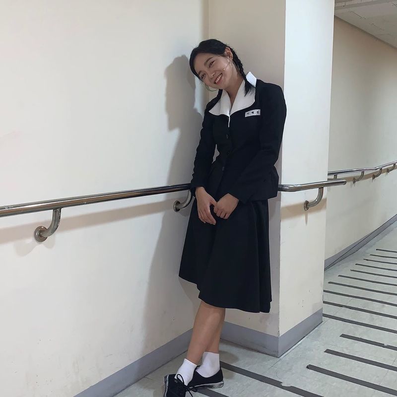 Group Gugudan member Sejeong boasted a pure beauty.Sejeong posted a picture on his instagram on September 25 with an article entitled I returned to HaesungThe picture shows Sejeong wearing old school uniforms, and Sejeong braids his hair in a pair of brims, adding a pure charm.