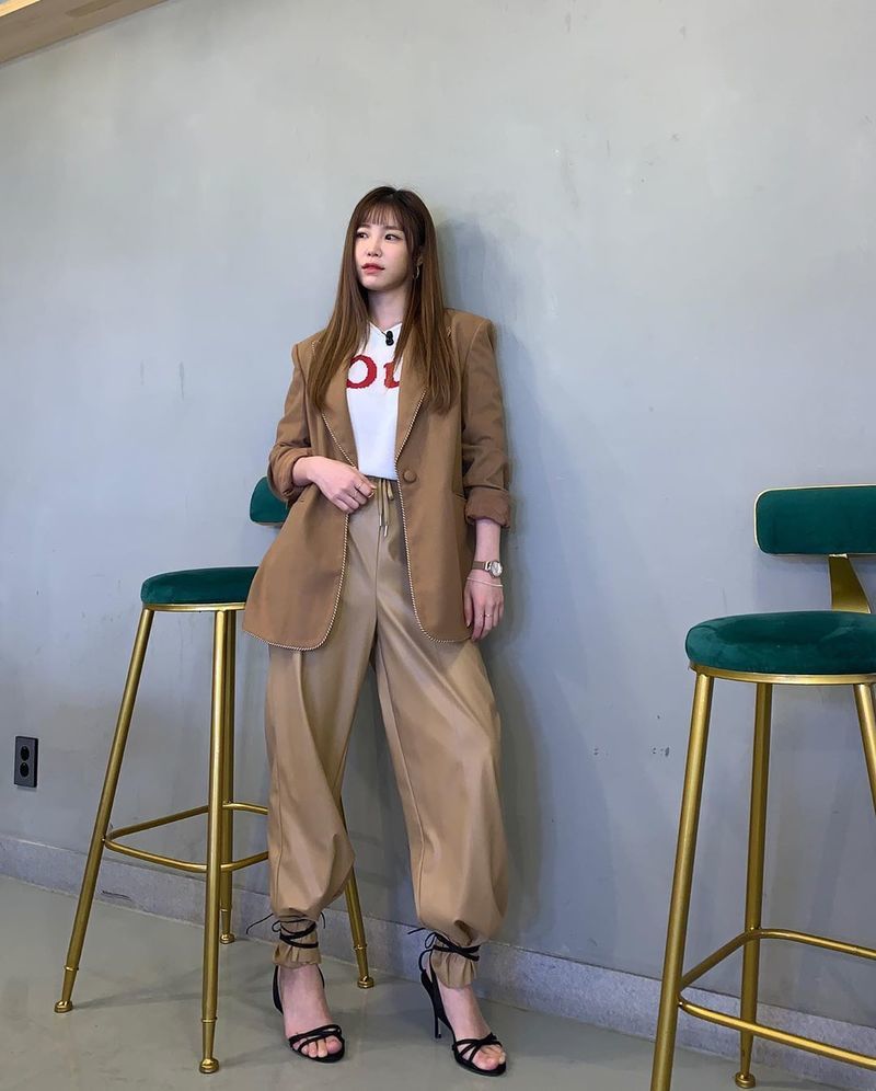 Jun Hyoseong flaunted her beauty during the showSinger Jun Hyoseong posted a picture on his instagram on September 25 with an article entitled Things these days.The photo shows Jun Hyoseong wearing a brown jacket and pants; Ilja Gort bangs are digested like a Perfect match.During the increasingly young Jun Hyoseong, the beauty catches the eye.kim myeong-mi