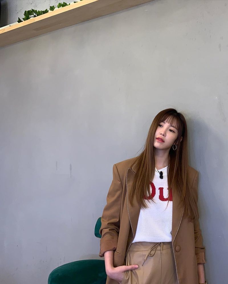 Jun Hyoseong flaunted her beauty during the showSinger Jun Hyoseong posted a picture on his instagram on September 25 with an article entitled Things these days.The photo shows Jun Hyoseong wearing a brown jacket and pants; Ilja Gort bangs are digested like a Perfect match.During the increasingly young Jun Hyoseong, the beauty catches the eye.kim myeong-mi