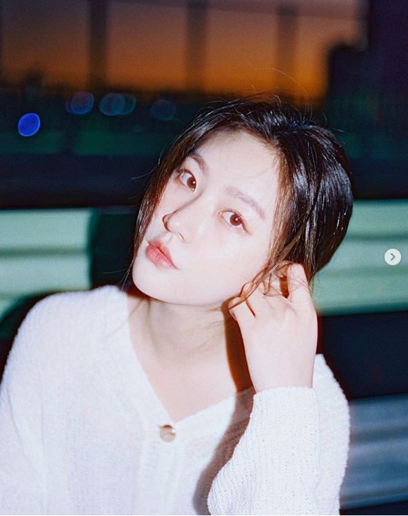 Kim Sae-ron has a beautiful atmosphere Kim Sae-ron posted a picture of herself on her Instagram account on Saturday.Kim Sae-ron in the picture creates an unusual indignation: a chic, fascinating mood, with a more mature appearance that gives a very different feeling to her childhood.Kim Sae-ron has recently been sporting a youthful appeal in various entertainments - his next film has also been decided.Kim Sae-ron is preparing to return to the home theater after confirming his appearance on KBS 2TVs new drama Deer Em.
