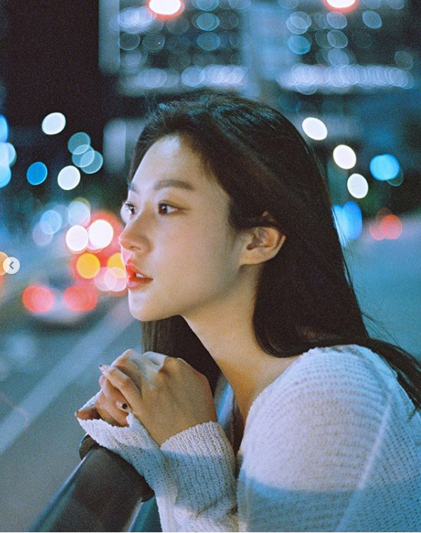 Kim Sae-ron has a beautiful atmosphere Kim Sae-ron posted a picture of herself on her Instagram account on Saturday.Kim Sae-ron in the picture creates an unusual indignation: a chic, fascinating mood, with a more mature appearance that gives a very different feeling to her childhood.Kim Sae-ron has recently been sporting a youthful appeal in various entertainments - his next film has also been decided.Kim Sae-ron is preparing to return to the home theater after confirming his appearance on KBS 2TVs new drama Deer Em.