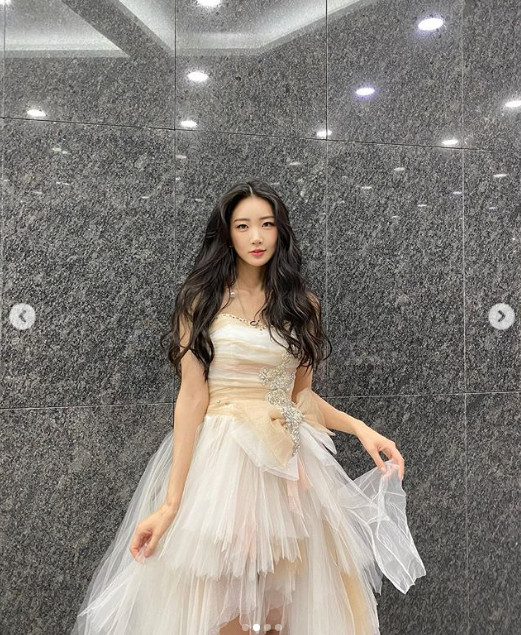 Dalsuvin, a girl group Dal Shabet, promoted the Voice trot final Should catch the première.Dalsuvin said on his 25th day instagram, Voice trot finals broadcast from 8:30 today!Should catch the premiere, he said, too beautiful dress and released several photos.In the released photo, dalsuvin is showing off her goddess figure in a white-oak dress embroidered with crystals for the MBN Voice trot final.Dalsuvin boasts slim legs that are revealed between the slender shoulder line and Dress.The netizens who watched the photos responded in various ways, saying, My sister is really cute, Should catch the premiere!, It is a doll.Dalsuvin is showing the singing ability and various charms that were not shown at the time of the girl group Dal Shabet activity through MBN contest program Voice trot.On the other hand, dalsuvin will appear on MBNs new entertainment program Mitsubac, which will be broadcasted on October 8th.Photo dalsuvin SNS
