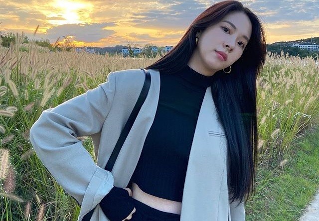 Actor Seo Eun-soo showed off her atmosphere beauty through SNS.Seo Eun-soo posted a picture on his Instagram on the 24th with an article entitled Pretty Autumn Sky.This photo, full of autumns mood, shows the beautiful image of Seo Eun-soo.Seo Eun-soo showed off her stylish charm by matching slacks and jacket to a crop top that revealed her abdomen.Recently, Seo Eun-soo is appearing on OCNs Missing: They Were They, which airs every Saturday and Sunday at 10:30 p.m.