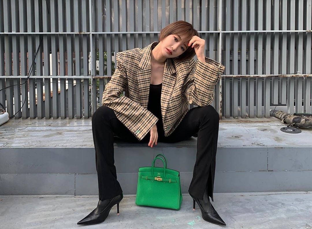 Actor Go Joon-hee showed off her chic charmOn the 25th, Go Joon-hee posted two photos on his Instagram with Green Heart Emoticons.Go Joon-hee in the photo is sitting on the floor with a Greene color bag on the floor and staring at the camera.Go Joon-hee, who created the autumn atmosphere with an oversized check jacket, doubled her chic with black-toned pants and tops, and she also emanated a girl crush charm with a dark smokey makeup.Meanwhile, Go Joon-hee is communicating with the public on his personal YouTube channel Go Joon-hee GO!