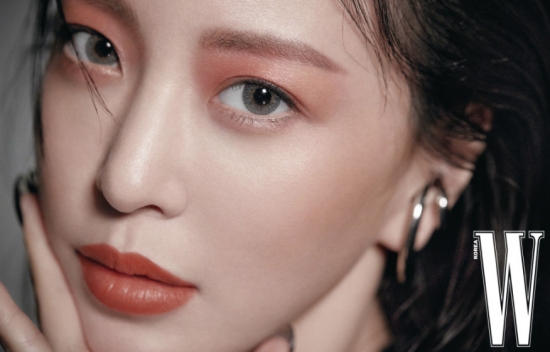 A new beauty pictorial with Actor Han Ye-seul and the couture cosmetics brand Yves Saint Laurent Beauty has been unveiled.On the 25th, Yves Saint Laurent Beauty released a picture with Han Ye-seul.This picture, presented by Han Ye-seul and Yves Saint Laurent Beauty, suggests a fascinational autumn make-up that anyone wants to follow once.In the picture, she showed a charming look of autumn by matching a transparent and smooth Skins expression and a rose nude lip that matches a luxurious sparkling eye makeup.Han Ye-seuls Fascinational Nude Make-up, presented in this picture, was completed with the new NEW Satin Crush Eye Shadow, NEWElysit Nude Collections The Slim Glour Mat and NEW Huckre de Poh Cushion at Yves Saint Laurent Beauty.Han Ye-seuls Skins expression, which creates a luxurious atmosphere with natural light, was directed by Yves Saint Laurents Ongkre de Pot Cushion, which is thinly applied and maintained for a long time.Meanwhile, NEW Satin Crush Eye Shadow, which boasts a brilliant and elegant satin pearl with a single color, is a soft fine powder formulation that can be made of natural and subtle eye makeup by sticking to the eyes thinly without lumping or blowing.The Elysit nude collection The Slim Glow Mat, released as a NEW Rose Gold package, boasts a light nude texture and six different rose nude colors.Yves Saint Laurent Beauty products used in the makeup of Han Ye-seul in the picture can be purchased at national stores and official online malls, and Han Ye-seuls Beauty pictorial is <W.Korea > October issue, W. website and Instagram can be found.