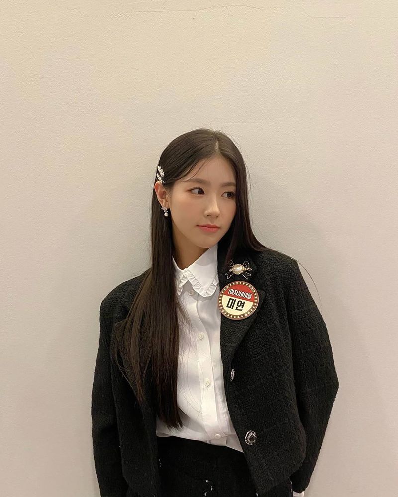 Group (girl) child member Mi-yeon released a certified photo of JTBC Hidden singer 6.Mi-yeon posted a photo on the official Instagram of (girls) children with the post Hidden Singer on September 26.Inside the picture is a white blouse and a black jacket, plus an elegant charm.Mi-yeons dissipating small face size and distinctive features make the beautiful look even more prominent.