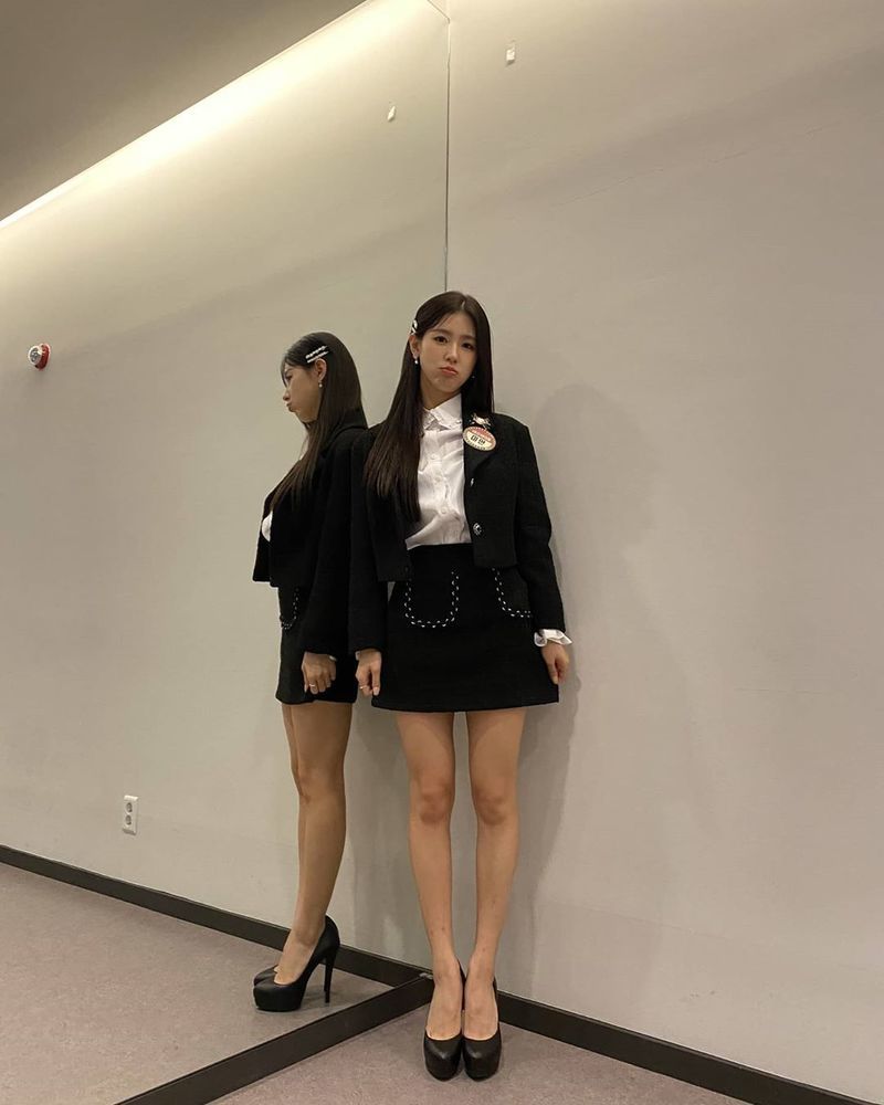 Group (girl) child member Mi-yeon released a certified photo of JTBC Hidden singer 6.Mi-yeon posted a photo on the official Instagram of (girls) children with the post Hidden Singer on September 26.Inside the picture is a white blouse and a black jacket, plus an elegant charm.Mi-yeons dissipating small face size and distinctive features make the beautiful look even more prominent.