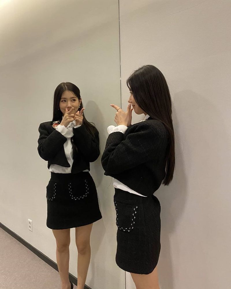 Group (girl) child member Mi-yeon released a certified photo of JTBC Hidden singer 6.Mi-yeon posted a photo on the official Instagram of (girls) children with the post Hidden Singer on September 26.Inside the picture is a white blouse and a black jacket, plus an elegant charm.Mi-yeons dissipating small face size and distinctive features make the beautiful look even more prominent.