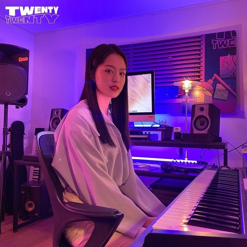 Singer Kim Woo-suk and actor Han Sung-min encouraged the web drama Twenty Twenty.Twenty Twenty production company Playlist Official Instagram on September 26 What did Dae Hee Hyunjin go home?A person who is curious, do not miss 7:13, and posted a picture.Inside the picture was a side-by-side image of Kim Woo-suk and Han Sung-min; Kim Woo-suk and Han Sung-min smile brightly at the camera.Kim Woo-suk and Han Sung-mins disappearing small face size and cheerful atmosphere catch the eye.A distinct features like Kim Woo-suks sculpture make the handsome visuals even more striking: Han Sung-mins chic aura attracts attention.The fans who responded to the photos responded such as I am so excited, Real Namju, Yeoju Visual Realization? Crazy and Dahee - Hyunjin Happy Ending.