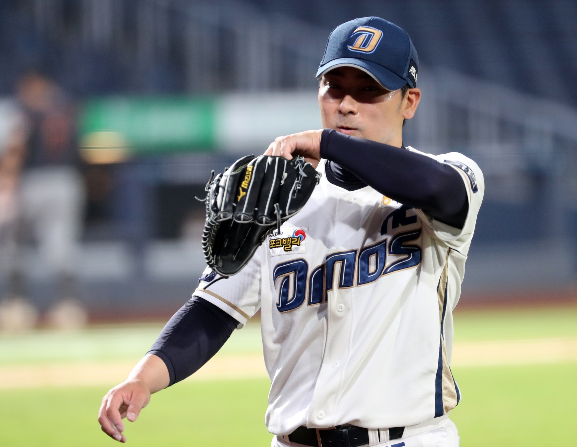 NC Dynos, led by Lee Dong-wook, won 7-1 at the 2020 Shinhan Bank SOL KBOUEFA Champions League LG Twins at NC Park in Changwon, Changwon, Changwon, on the 25th, including a homer in the Kyonggi.NC, who had a momentum by turning the 1-7 inferiority against LG 12-8 the previous day, lightly completed the 6th consecutive victory without losing a single lead on the day (69 wins, 3 draws and 42 losses).NC was the main character of the finals, while Park Min-woo, who hit the first sacrifice fly in the first inning, became the main character of the final, and Kim Hyung-joon, who wore a main mask instead of Lee Myung-ki, No Jin-hyuk and Yang Eui-ji, recorded a multi-hit side by side.In the mound, Song Myung-ki scored his fourth victory of the season with one strikeout in six innings, three hits and three strikeouts, and the veteran pitcher, who came out as the third pitcher, erased LGs eight innings with a stable pitch.NCs former finishing Lim Chang-min, who is on an incredible rise in the second half, is the main character.Lee Min-ho - NCs third finish after Kim Jin-sungNC, who participated in the first group in 2013, was the finishing pitcher of the first year of history and used the seniors Son Min-han (NC pitching coach) and high school graduate Lee Min-ho (social service personnel) in the 17th year of professional career.The two players collaborated on 19 saves in 2013 and played a relatively good role in NC, which had not been thick in pitchers, but were shown by top-level finishers such as Oh Seung-hwan (Samsung Lions), Son Seung-rak, Bong Jung-geun (KBS N SPORTS commentator), Oh Seung-hwan (Samsung Lions) It was a bit far from a powerful sense of daunting.Coach Kim Kyung-moon (now national team manager) left the back door to Kim Jin-sung, who was a save king of the Futures UEFA Champions League in 2014 and joined NC after being tested and grew up as a first-team player.Kim Jin-sung, who has a strong guts and heavy fastball, made his debut in 58Kyonggi in 2014 and ranked fourth in the save category with 3 wins, 3 losses, 25 saves, 1 hold average of 4.10, contributing greatly to NCs first fall baseball.Kim Jin-sungs success story along with NCs propaganda has also become a hot topic.However, Kim Kyung-moon wanted a stronger finishing pitcher, and in 2015, Lim Chang-min, who was in the eighth year of the professional, finally had a chance.Lim Chang-min, who joined Our Heroes (now Kiwoom) after receiving a second-round (11th overall) nomination in the 2008 rookie draft, was a thorough unknown pitcher who only made 5 Kyonggi appearances in four years at Heroes.Eventually Lim Chang-min moved to NC through Trade in November 2012, the first trade of NCs founding.Lim Chang-min, who played in the middle of the game in 2013 and 2014, had 12 wins and 14 holds for two years, took the temporary finishing position in 2015 when Kim Jin-sung left the first group due to a calf injury, but kept NCs back door until the end of the season.Lim Chang-min finished second in the save category with a 1 win, 5 losses and 31 saves ERA 3.80 in 61 Kyonggi, despite his full-fledged finish from May.After the season, he was selected for the Premier 12 national team and experienced international competitions.In 2016, he also made his debut as a set-up man at the end of the season, but he led NC to advance to the first Korean series by raising his score to 65Kyonggi with 1 win, 3 losses, 26 saves, 6 hold ERA 2.57.Lim Chang-min also made 60Kyonggi in 2017, scoring 4 wins, 3 losses, 29 saves ERA 3.68 and making 86 saves in the final three years, making it a solid finish for NC.No one has made more saves than Lim Chang-min in the UEFA Champions League in the same period.Lim Chang-min in the first half of the first half, a magical turn of 0.49 in the second halfHowever, Lim Chang-min has played in 186 Kyonggi in the regular UEFA Champions League for three years and has played 200 innings.Although there have not been many multi-innings like the 1980s and 1990s, there have been many cases of Kyonggi, not save situations.Eventually, Lim Chang-min was cancelled from the first-team entry due to an elbow injury after the opening 8Kyonggi season of the 2018 season and underwent elbow ligament bonding surgery at a modest age heading into his mid-30s.NC was in the division with 14 saves for Lee Min-ho, who left Lim Chang-min in 2018, but failed to avoid the humiliation of the first bottom after the foundation.NC returned to the fall baseball in a year after A Year Ago in Winter set-up man Won Jong-hyun, who reorganized the team with Lee Dong-wooks managerial system, transformed into a final.However, Lim Chang-min, who returned from rehabilitation in July, was not included in NCs must-win team even though he made a good 2.40 ERA in 20Kyonggi.Lim Chang-min struggled to regain the merits of this years closing season, which is a real full-time return season, but only came back with a poor report card of 2-1 in the first half and 2-hold ERA 10.64.Most baseball fans have just said that Lim Chang-min, who is 36 years old in Korea, will no longer be able to expect a pitch like his prime.But for Lim Chang-min, the first half slump was just a preparation for a bigger leap in the second half.Lim Chang-min, who was excluded from the first-team entry twice in the first half, returned to Group 1 on August 16 and gave up only one earned run in 18.1 innings at 16Kyonggi, continuing a brilliant run of 4 wins, 6 hold ERA 0.49.Considering Lim Chang-mins age and poor first half, it is a truly surprising reversal.Lim Chang-min also climbed on the mound in the eighth inning, 6-1 ahead of LG on the 25th, and he pitched a 1-hit1 strikeout and scored a consecutive Kyonggi scoreless 6th.The pitchers who led NC Bullpen in the mid to late 2010s, along with left-hander Lim Chung-ho, became Lim Chang-min and Kim Jin-sung at 36 years old and Won Jong-hyun at 34 years old.This year, which is the number one player in the UEFA Champions League, is a great opportunity to challenge the Korean Series, which has never been up throughout his career.Maybe Lim Chang-mins second-half major breakthrough comes from a strong will and desire to catch the opportunity of this lifetime.On the 25th, LG scored 1 innings without a run .. 4 wins 6 hold ERA 0.49 in the second half.