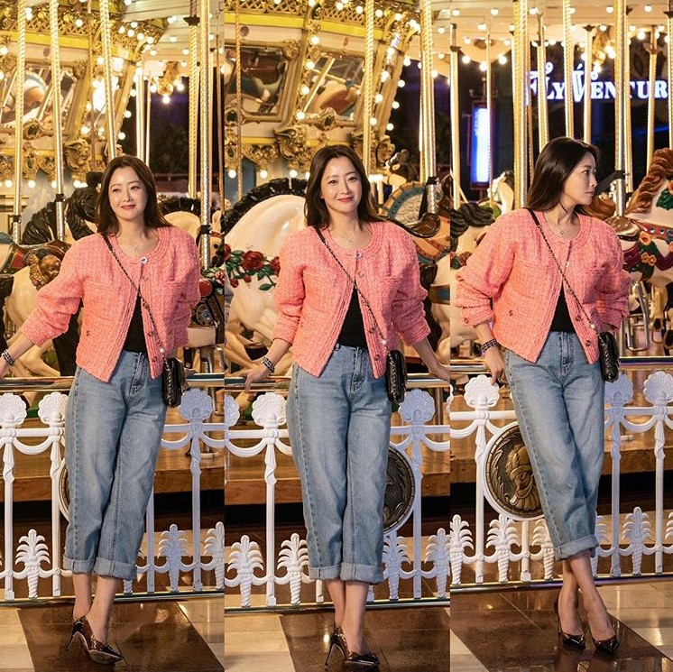 On the afternoon of the 26th, Kim Hee-sun posted a picture on his Instagram with an article entitled Nursing Park and Exciting # Aldey # AliceDay.Kim Hee-sun in the public photo poses in front of Carousel, showing casual and young fashion in a pink Tweed jacket and seven-part wide jeans.Especially in front of Carousels colorful Firelight, the self-luminous appearance is more noticeable.Meanwhile, SBS Drama Alice starring Kim Hee-sun is broadcast every Friday and Saturday at 10 pm.