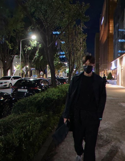 Actor Lee Min-ho showed off his shining visuals even in the dark.On the 26th, Lee Min-ho posted a picture without any comment on his social media.Lee Min-ho in the public photo is walking on the street.Lee Min-ho not only creates a chic atmosphere in the all-black style, but also boasts a warm visual that can not be covered even though he wrote Mask.Meanwhile, Lee Min-ho appeared in the SBS drama The King - Eternal Monarch, which last June.Photo: Lee Min-ho Instagram