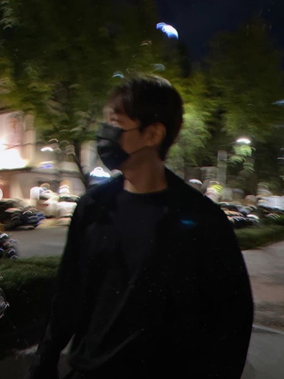 Actor Lee Min-ho showed off his shining visuals even in the dark.On the 26th, Lee Min-ho posted a picture without any comment on his social media.Lee Min-ho in the public photo is walking on the street.Lee Min-ho not only creates a chic atmosphere in the all-black style, but also boasts a warm visual that can not be covered even though he wrote Mask.Meanwhile, Lee Min-ho appeared in the SBS drama The King - Eternal Monarch, which last June.Photo: Lee Min-ho Instagram