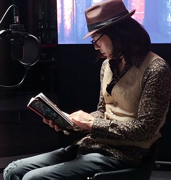Amount date has told of the recent hard work.Amount date wrote on his social media on the 26th, I did not read the book all night, but I have the night.In the photo that we released together, Amount date is reading a book with a microphone in front of it.The intellectual charm of Mount date, which boasts the perfect fashion styling that feels the atmosphere of the autumn, catches the eye.In particular, Amount date added Hashtag, Nighthawks shooting, and informed the recent hard work, which led to fans support and encouragement.On the other hand, Amount date released a new single Rocking Roll Again on August 19th in 19 years.Photo: Mount date Instagram