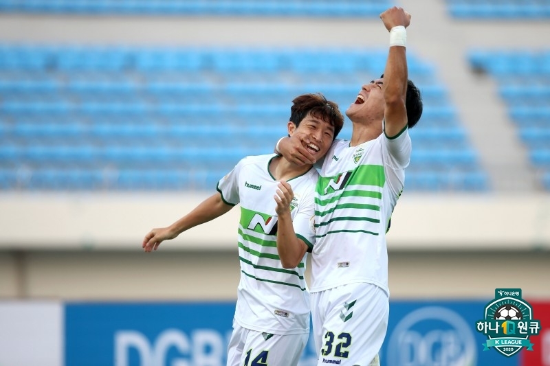 Seoul = = = The leading UlsanHyundai who is competing for the championship only won a draw with DeaguFC, while second place North Jeolla ProvinceHyundai Sangju FC manager defeated and tied the score.In the risk of relegation, the IncheonUnited States of America defeated Seoul Air BaseFC and escaped last in 113 days.Meanwhile, Busan Ipark fell to the bottom of the table, losing to Gangwon Province, South KoreaFC.North Jeolla Province won 1-0 with Lee Seung-gis winning goal in the 23rd round of Hanawon Kyu KUEFA Champions League 1 2020 against Sangju Sangmu FC at Sangju Sangmu FC Citizen Stadium on the 27th.North Jeolla Province recorded 16 wins, 3 draws and 4 losses (5139 points) as they continued their three-game winning streak, tied with Ulsan (15 wins, 6 draws, 2 losses, 5147 points) which tied 2-2 with Deagu on the day, marking the second place behind the multi-score.Now the reverse is in front of you.North Jeolla Province was tired because of the FA Cup semi-final against Seoul Air BaseFC on the 23rd.We didnt make the right attack until the first half.In a frustrating flow, Morais North Jeola Province coach Lee Seung-gi was replaced by Kim Bo-kyung in the 19th minute.Morais mercenary skills were right.Lee Seung-gi scored a pass from Gustavo six minutes after being put in and then tried to shoot between two opposing defenders to shake the net of Sangju Sangmu FC.North Jeolla Province then calmly blocked the attack by Sangju Sangmu FC, scoring three valuable points.On the other hand, Ulsan scored 2-2 in the away Kyonggi against Deagu at Deagu DGBDeagu Bank Park.Ulsan, who gave up the opening goal to Sejingya in the 21st minute, succeeded in equalizing the goal with Junios goal of the scoring leader six minutes later.Junio scored a 3Kyonggi consecutive goal and scored 25 goals this season, leading the scoring team alone.Ulsan, who brought the atmosphere with a continuous shot by Junio and Yoon Bit-garam, scored the goal in the fifth minute of the second half.Kim Tae-hwan blocked the ball at Deagu Jinyoung and then scored the goal with his left foot after breaking through the dribble.Deagu then counterattacked, but both Kim Dae-won and Ryu Jae-moons decisive shot was blocked by Jo Hyeon-woo goalkeeper.As Deagus offensive intensified, Ulsan strengthened his defense by subtracting midfielder Lee Dong-gyeong and putting defender Kim Ki-hee in.But Ulsans tactics, backed down, ended in failure.Deagu, who lined up while Ulsan focused on defense, traded short passes at Ulsan Jinyoung to aim for a chance to score.In the 45th minute, Park Han-bin tried a strong middle-range shot with his left foot in front of the Ulsan goal, and the ball was hit by the opponents defender and led to the goal.Incheon defeated Seoul Air Base 6-0 in the away Kyonggi at the Seoul Air Base Tancheon Sports Complex.Incheon was ranked 11th with 5 wins, 6 draws and 12 losses (21 points, 21 points, and goal difference-9), and Busan I Park (4 wins, 9 draws, 10 losses, 21 points, 21 points, and goal difference-12), which lost 0-2 to Gangwon Province and South KoreaFC.Incheon has risen to 11th place in 113 days since June 7.After losing three straight games, Seoul Air Base finished 10th with 5 wins, 7 draws and 11 losses (22 points).As a result, Yeonjaeun became the main character of the disgrace of KUEFA Champions League 1 shortest time direct exit.The final record was the exit of a Korean teacher in North Jeolla Province Hyundai on May 23, 2015 in five minutes at the InchonUnited States of America.The shortest time exit in the history of the KUEFA Champions League is one minute in the first half, held by Choi Eun-sung (former Daejeon) and Jang Ji-hyun (formerly Suwon and more than 2000).Incheon, who had a numerical advantage, took the lead with Kim Jun-bums goal in the 11th minute, and seven minutes later he ran away to the goal of the Mugosa.In the second half, when the Seoul Air Base was exhausted, the goal feast of Incheon took place.Incheons captain Kim Do-hyuk effectively decided to win the game, scoring consecutive goals in the 9th minute and 32nd minute.Mugosa scored in the 38th minute and 45th minute of the second half, achieving his second hat-trick of the season, and finished with a six-goal victory.Gangwon Province, South Korea beat Busan 2-0 with a series of rubber fever and Lee Young-jae in the second half at the Busan Gudeok Stadium.Gangwon Province, South Korea marked seventh with seven wins, six draws and 10 losses (winning points 27).Busan, who was promoted this season, fell to the bottom of the table with a series of unbeaten 6Kyonggi (two draws and four losses).The two teams played a tight Kyonggi without scoring in the 45th minute of the first half.But Kangwon Province, South Korea, broke the balance with a goal from Ko Mu-yeol in the second half of the second half.Kangwon Province, South Korea, who led Kyonggi, then won two goals in the 42nd minute, adding Lee Young-jaes goal.Pohang Steelers and GwangjuFCs Kyonggi, who played at Pohang Steelyard, laughed 5-3 with Break the guitar record, which achieved a hat-trick after a nanta.Pohang, who has been unbeaten against Gwangju (12 wins, 6 draws), finished third with 12 wins, 5 draws and 6 losses (41 points), while Gwangju ranked sixth with 6 wins, 7 draws and 10 losses (25 points).Ulsan, just before the end...deagu and 2-2 draw survival king Incheon, Seoul Air Base 6-0 thrashing...113 days out of last place