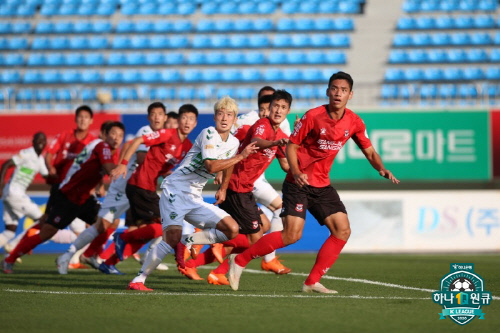 North Jeolla Province beat Sangju Sangmu FC Managing Director 1-0 in the 23rd round of the first Kyonggi in the Hanawon Kyu K League 1 2020 final round at Sangju Sangmu FC Citizen Stadium on the 27th.Lee Seung-gis opening goal in the 25th minute led to the winning goal; North Jeola Province, which added three points, secured 51 points.At the same time, Ulsan Hydei Mobis Phoenix stayed at 51 points with Daegu FC, and the two teams scored the same.North Jeolla Province kept second place behind in multiple pointsHome team Sangju Sangmu FC led Kyonggi with a 63% to 37% lead in the first 45 minutes of the North Jeolla Province.Kim Min-hyuk and Lee Dong-soo, who were mainly Park Yong-woo, were steadily maintaining their midfield and gaining the upper hand in the back fight.In the 11th minute, Song Seung-min broke through the ground ball cross and Jung Jae-hee, who rushed into the penalty box, took the shot.The ball was wide out of the net but it was a scene that North Jeola Province would be nervous about.North Jeolla Province built a stable defense and used an operation to quickly attack from the side when it brought the ownership of the ball.Most often, attacks came from the left with Barlow, who connected a cross up by Barlow to Heather in the 22nd minute when Gustavo missed slightly over the goal.Two minutes later, Gustavo took the cross that Son Joon-ho posted to hero again, but it did not lead to a threatening shot.The most decisive scene of the first half came around the 40th minute.In the penalty box, Sangju Sangmu FC defender Ahn Tae-hyun spilled the ball into a trapping miss and attempted a tackle in the process of competing with Kim Bo-kyung.The referee initially declared a penalty after judging that Kim Bo-kyung tripped over his leg, but reversed the decision after VAR readings.For North Jeolla Province, Sangju Sangmu FC was a sigh of relief.Even in the early part of the second half, the Kyonggi pattern did not change much; Sangju Sangmu FC rarely gave up the lead in midfield.Sangju Sangmu FC led Kyonggi with a 64% to 36% lead in the first 15 minutes.However, in the Final Third area, delicate play did not take place, making it a decisive scene.The Kyonggi flow began to change as it passed midway through the second half; a hasty North Jeolla Province lined up and actively attempted to attack, creating several chances.But the defensive organization of Sangju Sangmu FC was also formidable: Gustavo and Cho Kyu-sung tried to shoot one after another, but failed to save the opportunity as they were blocked by the defensive wall or out of the goal.The tight 0 balance was broken in the 25th minute.In the penalty box, Gustavo caught the header that Cho Kyu-sung gave up, and Gustavo, who kept the ball well, connected to Lee Seung-gi, who was waiting next to him. Lee Seung-gi calmly looked at the corner and tried to shoot, and the ball stuck the corner.It was the moment North Jeolla Province struggled to take the lead.The counterattack from Sangju Sangmu FC was also formidable; a decisive shot from Park Dong-jin inside the penalty box in the 30th minute headed into the corner of the goal.It was almost a run-off, but goalkeeper Song Bum-geun blew himself to prevent the shot, a save to take the team out of the tie crisis.North Jeolla Province blocked the offensive of Sangju Sangmu FC to the end.Rather, he attempted a threatening counterattack, with Gustavos header coming off the goal post in the second half; however, he failed to score an extra goal, and kept a goal lead and Kyonggi.