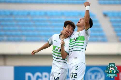 North Jeolla Province midfielder Lee Seung-gi led the team to a 1-0 victory in the second half of the 23rd round Sangju Sangmu FC Sangmu FC, the first Kyonggi in the first round of the Hanawonkyu K League 1 2020 final round at Sangju Sangmu FC Citizen Stadium on the 27th.North Jeola Province, which added three points with Lee Seung-gis goal, secured 51 points and tied the score with Daegu FC at the same time.After Kyonggi Lee Seung-gi expressed satisfaction, saying, I was ordered to be aggressive; fortunately, I scored with a chance and won.I think if I get on the mood right now, Ill be able to win, he said.Next is a one-word answer with Lee Seung-gi.-Kyonggis testimonial? It was a difficult Kyonggi. I thought of a goal. I was 0-0 by 70 minutes.- What order did you receive? I was ordered to be aggressive while helping Gustavo and Barrow.-8Kyonggis goal? There was injury. It was going to get worse. I was replaced with consideration. I went in.I didnt think I was going to score.- Ulsan drew at the same time.Everyone liked it, but I talked a lot about Kyonggi today.- What do you talk about Ulsan a lot among the players? You can catch it. When you meet Ulsan, you talk about winning.I think I can win if I get a good atmosphere right now. I am told that I am weak in the weak team and strong in the strong team.I think I should do better every time I meet a strong team.- Lee Ju-yong was delighted after scoring. Lee Ju-yong was not not able to do it, but Kim Jin-soo was burdened by the loss.I told Ju Yong that it wasnt the case, but the mood was that way. I think the team liked it better because it was a win.