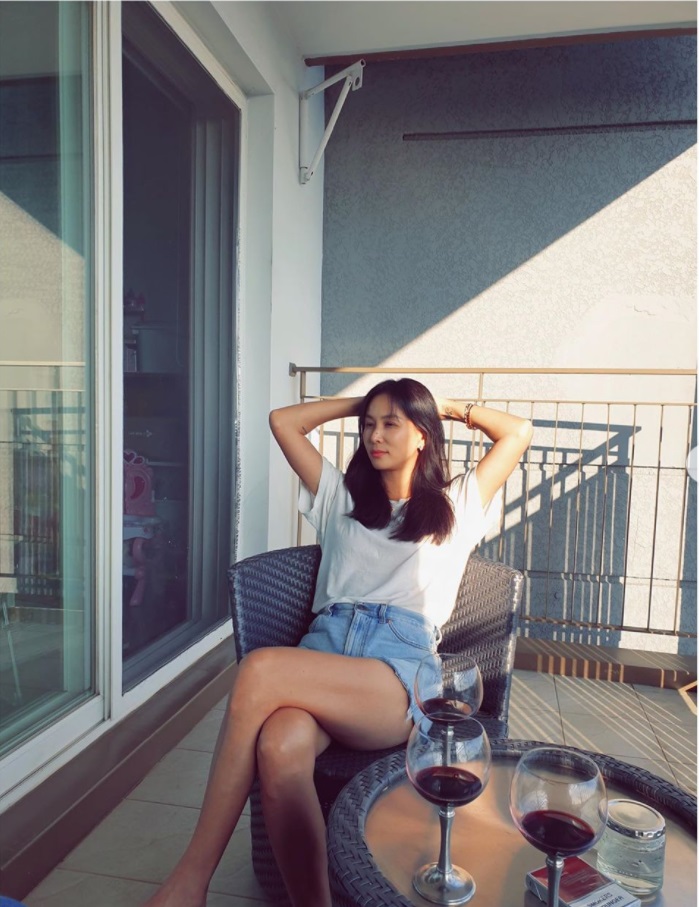 Actor Ko So-young has released a daily photo of Parisian Feelings flaming around.In a way, it was plain white cotton, denim short pants, but Ko So-young was different.Ko So-young posted a picture of her sitting on her SNS with friends and wine glasses in front of her.Ko So-young grins as she looks at Friends Camera in a slippery leg on an outdoor balcony.Another photo showed him standing on the balcony railing and talking to Friend.The retro-style costumes, including a flower-print jacket and jeans with a cat face, were also stylish.Meanwhile, Ko So-young has a toilet paper after appearing on KBS2 Perfect Wife in 2017.Official activities are rare, but they are still Wannabe Stars who collect topics with everyday photos.Photo SourceKo So-youngSNS