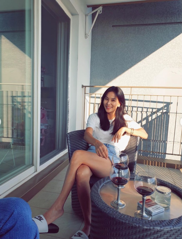 Actor Ko So-young has released a daily photo of Parisian Feelings flaming around.In a way, it was plain white cotton, denim short pants, but Ko So-young was different.Ko So-young posted a picture of her sitting on her SNS with friends and wine glasses in front of her.Ko So-young grins as she looks at Friends Camera in a slippery leg on an outdoor balcony.Another photo showed him standing on the balcony railing and talking to Friend.The retro-style costumes, including a flower-print jacket and jeans with a cat face, were also stylish.Meanwhile, Ko So-young has a toilet paper after appearing on KBS2 Perfect Wife in 2017.Official activities are rare, but they are still Wannabe Stars who collect topics with everyday photos.Photo SourceKo So-youngSNS