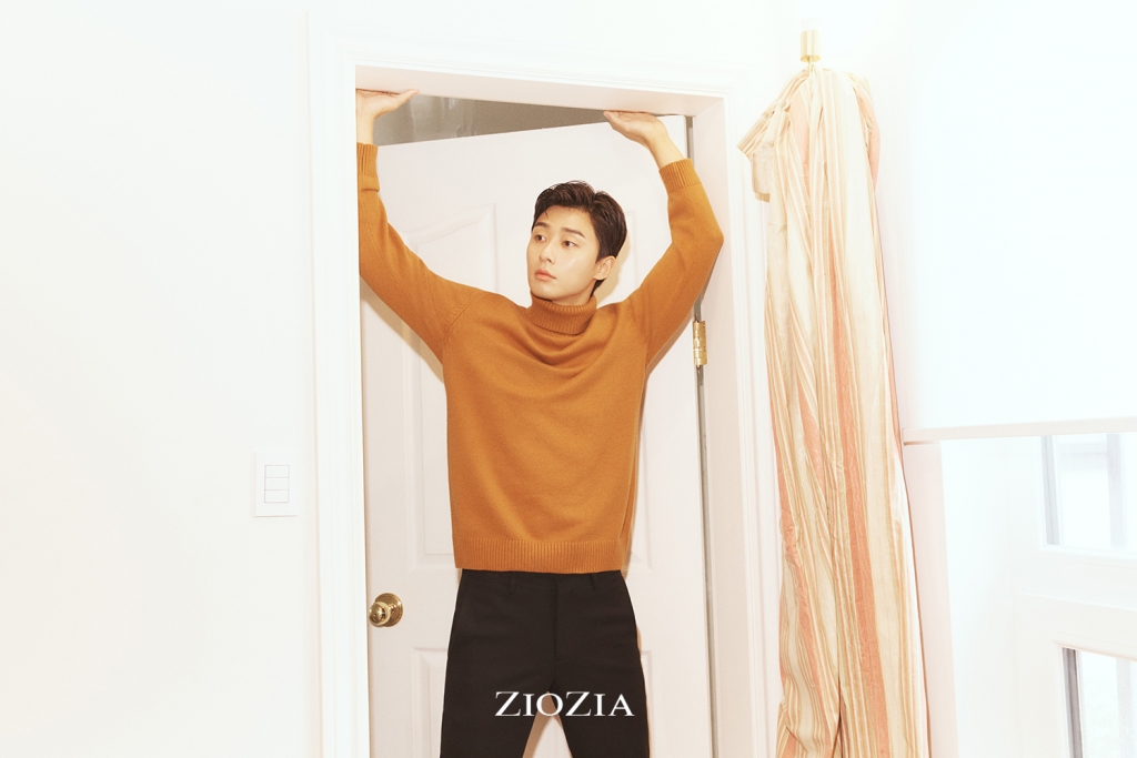 Actor Park Seo-joon suggested a dandy autumn mens fashion.The mens wear brand ZIOZIA (ZIOZIA), developed by Shinsung Trade, unveiled a 25th anniversary party picture with 2020 automn park Seo-joon on the 24th.Park Seo-joon in the picture showed a sensual style with a unique pleasant expression and Wit with the concept of Untact era, wise Zipcock life.Park Seo-joon in the public picture showed a cute charm wearing a neat shirt and a slim-fitting brown suit.In the picture that moves along the daily life of Park Seo-joon without special director, he naturally produced a picture of happiness with a large amount of pizza box that Party alone is colorless.Park Seo-joon, wearing a brown-colored shirt, a pair of beige pants on the black, and an elegant long coat, showed off her warm charm with a bright smile.Park Seo-joon also showed off his soft masculinity by wearing a warm orange turtleneck neck neck and black pants, while lying on the bed wearing a brown color long coat and showing charismatic eye-acting.Park Seo-joon also produced a sophisticated fashion with a chic all-black look tailored to black from head to toe.Park Seo-joon is a neat hairstyle that emphasizes cool features and catches the eye.A brand official said, This picture has a variety of comfortable and sophisticated emotions and styles of Gio Jia with the concept of Home Party with 25-year-old Gia and Park Seo-joon.According to the official, Park Seo-joon prepared the video in the form of self-Q & A, which directly asks questions that fans are curious about at the shooting site.In this video, Park Seo-joon says man is yellow in his favorite color, and what if he should wear the same clothes for a week?After a short while, I gave a Wit answer, I will prepare seven clothes.Meanwhile, Geo Jia pictorials and self-interview videos with Park Seo-joon will be released sequentially through stores nationwide, official online malls and SNS channels.Mens wear brand Gio Jia, Park Seo-joon launch 25th anniversary party picture